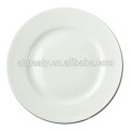 assiette plate en céramique blanche